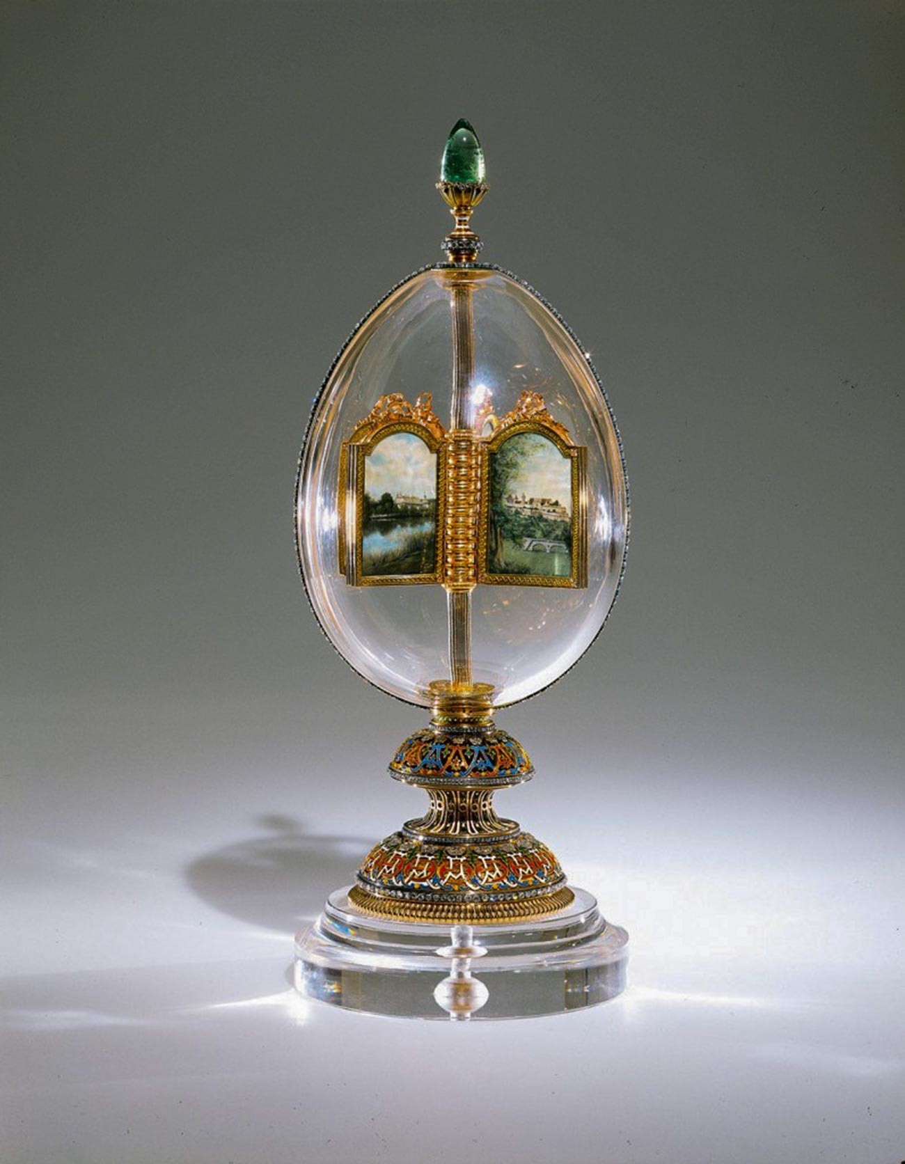Ovo Fabergé de miniaturas giratórias.
