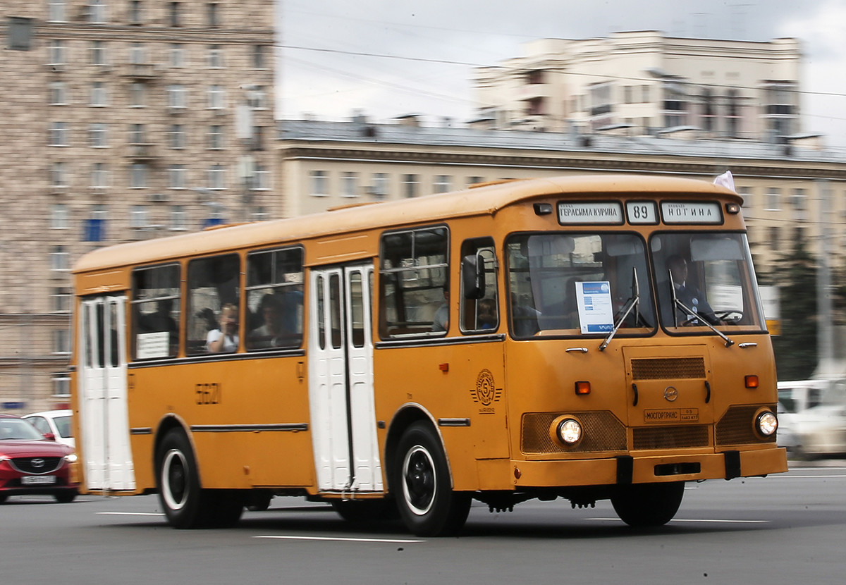 Retro-Transport-Parade auf dem Moskauer Busfestival Moskau, Russland - 13. August 2016: Ein LiAZ 677-Bus in der Kutusowski-Prospekt-Straße während des Moskauer Busfestivals.