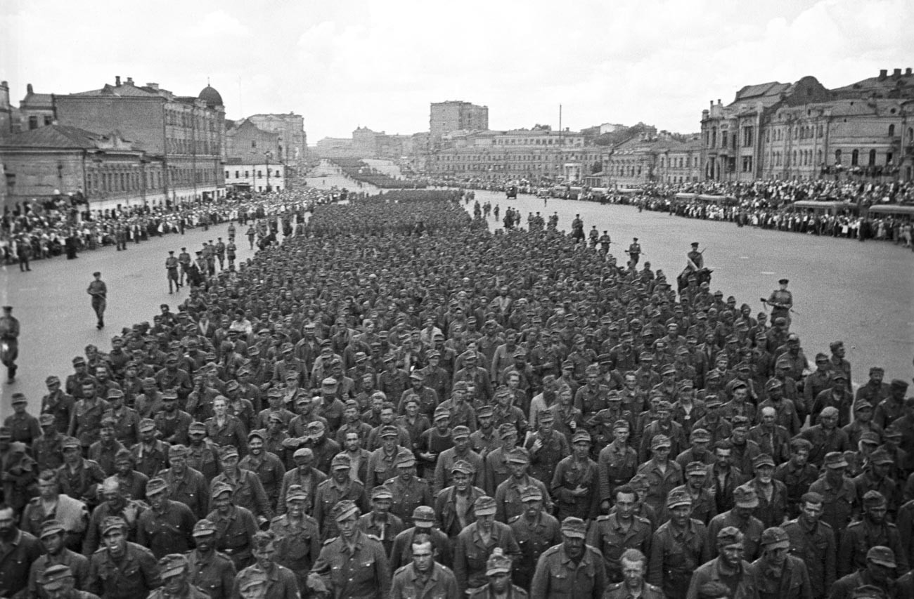 Скоро 60.000 војника Вермахта је марширало кроз совјетску престоницу у такозваној „Паради побеђених“, 17. јул 1944.