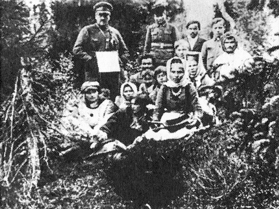 А. В. Барченко (горе лево) са учесницима експедиције  на језеро Ловозеро на улазу у „свештени“ лапонски подземни пролаз, 1922.