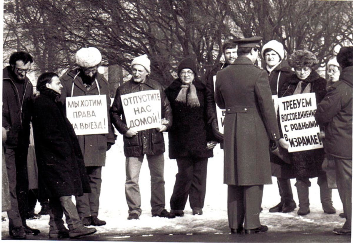 Demonstracija sedmih otkaznikov pred stavbo Leningrajskega regionalnega komiteja leta 1987.
