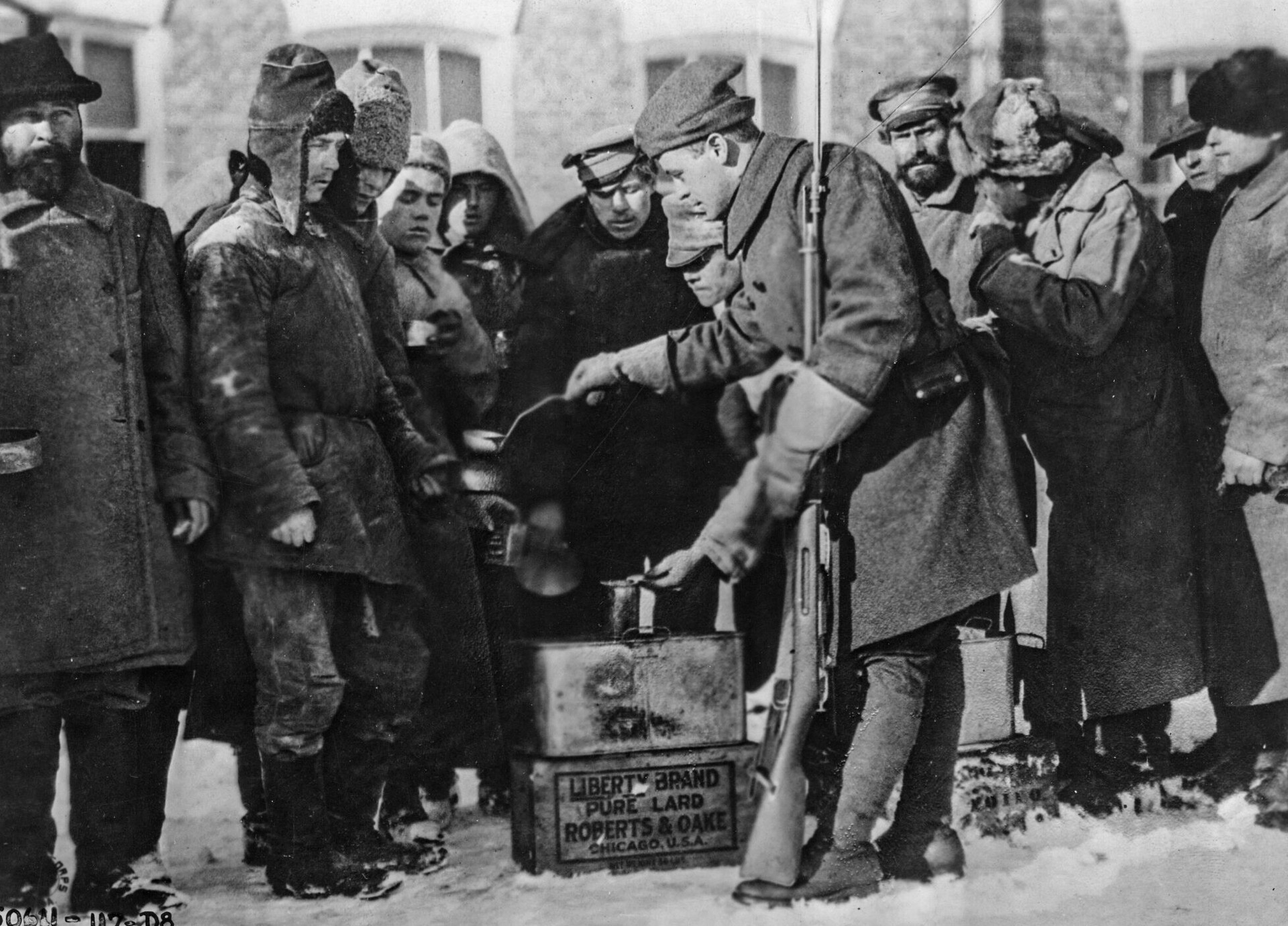 Im Januar 1919 werden bolschewistische Gefangene von einem US-Soldaten mit Reis gefüttert.