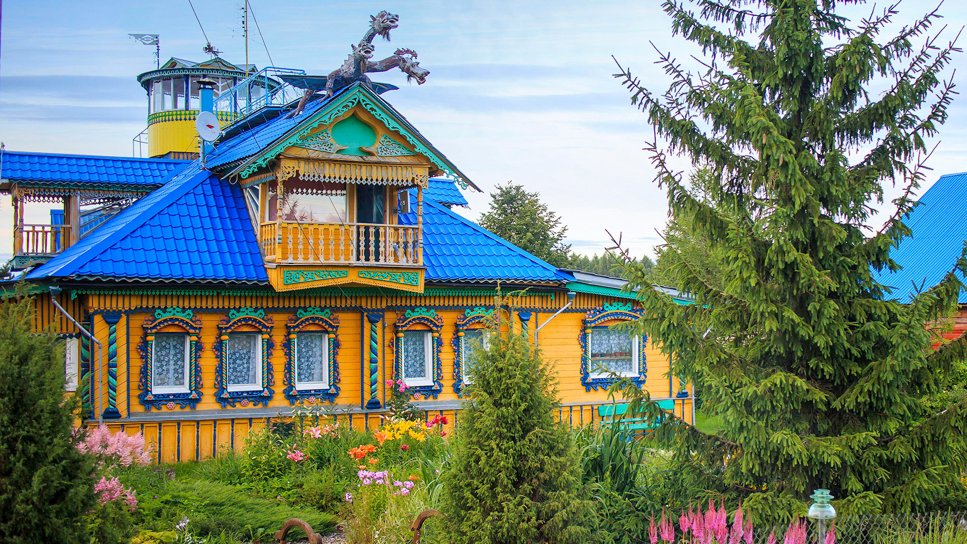 Wooden house with a dragon in the village of Durasovo.