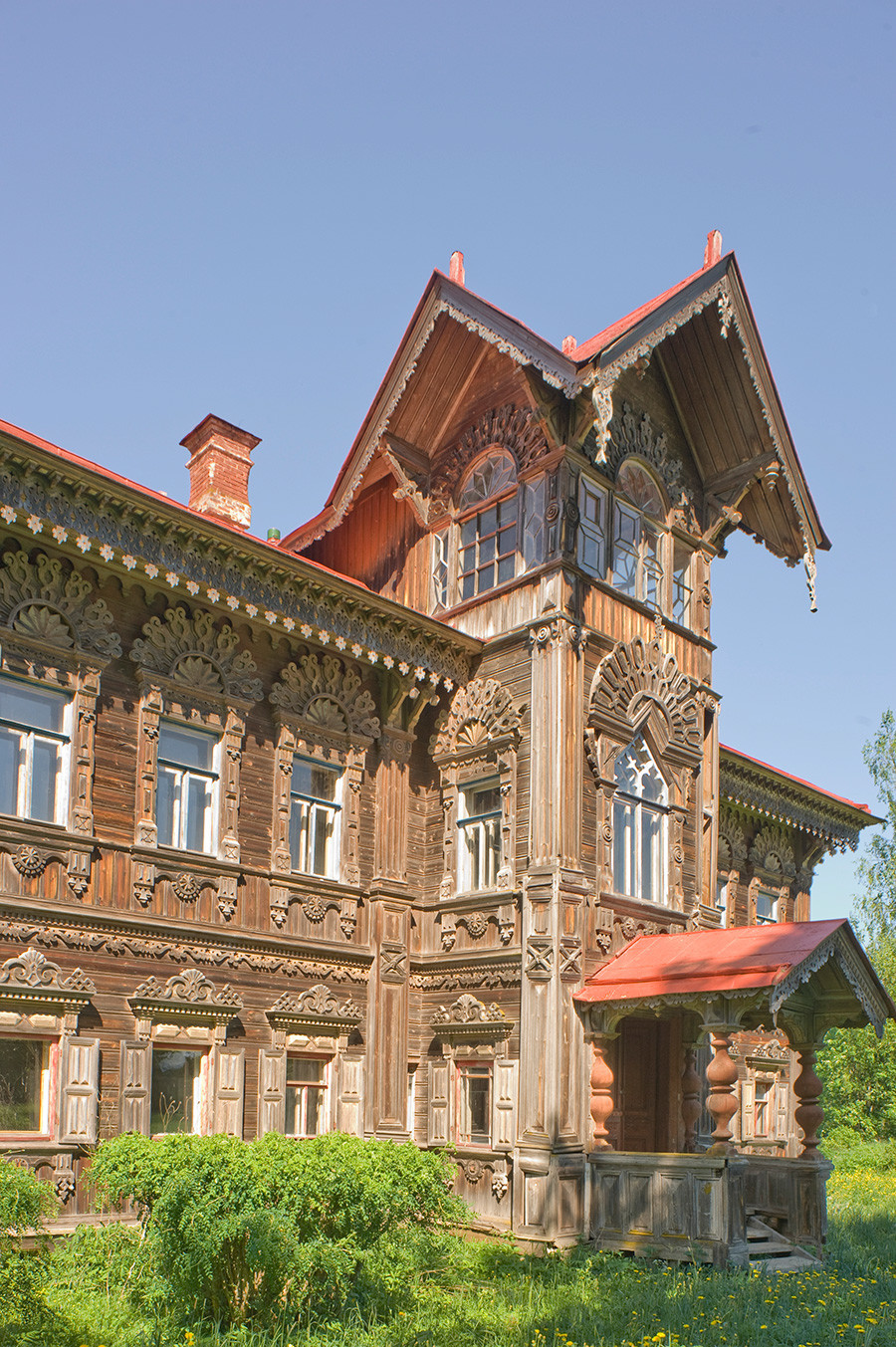 (gambar)

Rumah Poliashov. Menara pusat dengan pintu masuk utama, pemandangan barat daya. 29 Mei 2016.