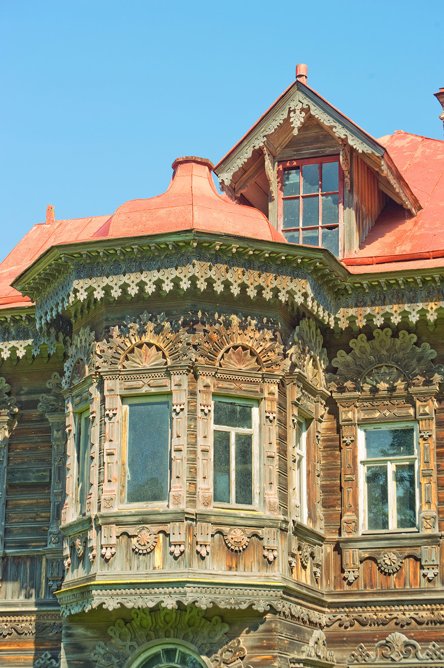 Rumah Poliashov. Fasad barat, teluk rumah dengan jendela dekoratif. 29 Mei 2016.