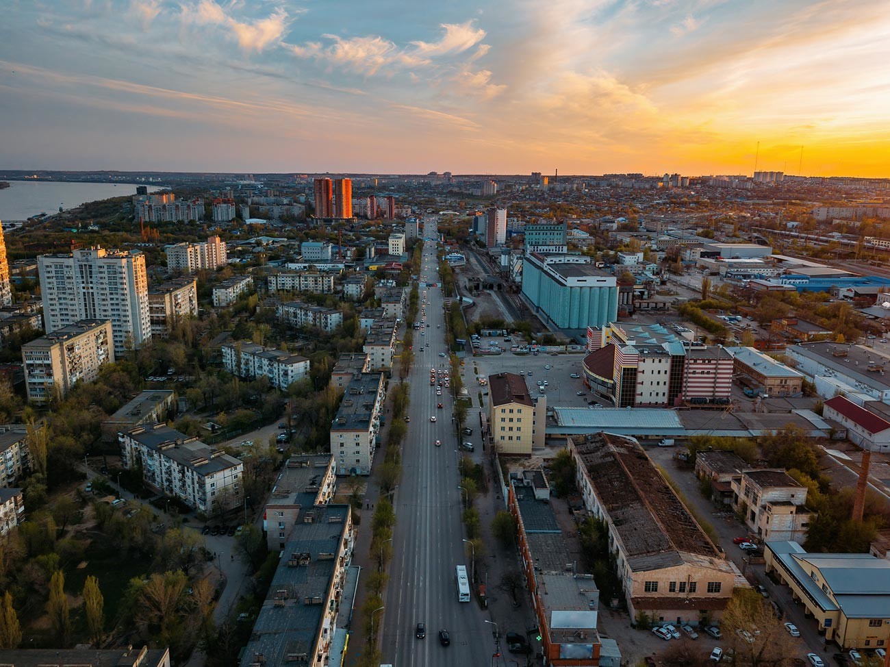 Paisaje urbano de Volgogrado al atardecer

