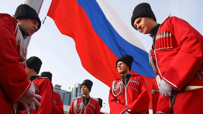 Feierliche Zeremonie zum Hissen der Staatsflagge der Russischen Föderation durch die Kosaken der Ehrengarde der Kuban-Kosakenarmee am Tag der Nationalen Einheit auf dem Hauptplatz der Stadt in Krasnodar.