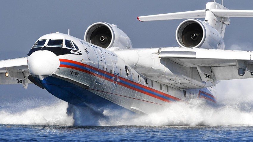 Повеќенаменскиот авион-амфибија Бе-200ЧС за време на заедничките активности на авијацијата на Министерството за вонредни состојби на Русија со копнените и поморските спасувачки служби во Приморје.

