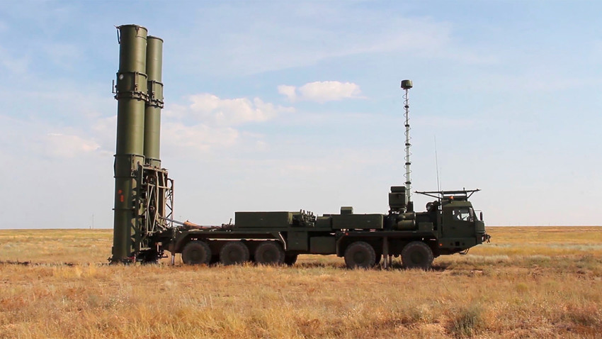 Sistem pertahanan udara S-500 di tempat pelatihan Astrakhanskaya Oblast.