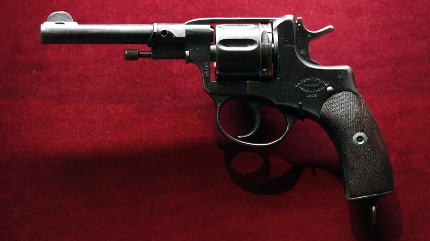 Revolver des Nagant-Systems (Modell 1895) auf der Ausstellung "Alexander III. Friedensstifter" im Staatlichen Historischen Museum in Moskau.