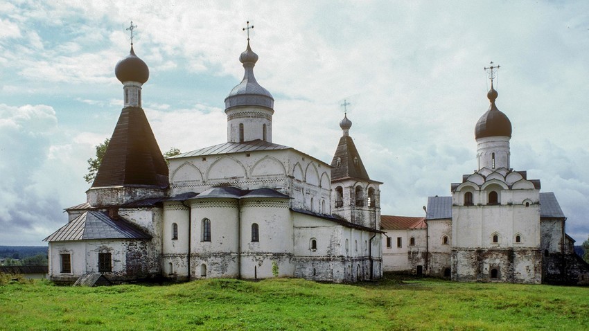 Monasterio de Ferapóntov, vista este. Desde la izquierda: Iglesia de San Martín, Catedral de la Natividad de la Virgen, campanario, refectorio e Iglesia de la Anunciación. 10 de agosto de 1995. 
