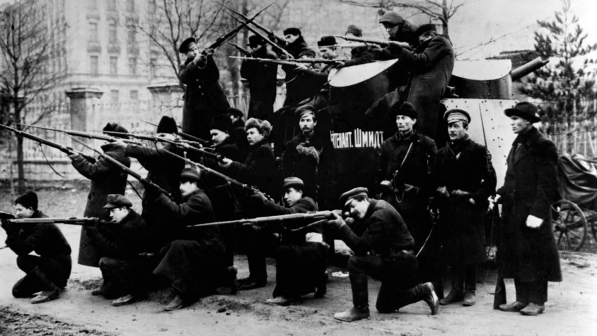 Revolutionäre Arbeiter erheben sich gegen die Soldaten der Provisorischen Regierung, Petrograd, 1917.