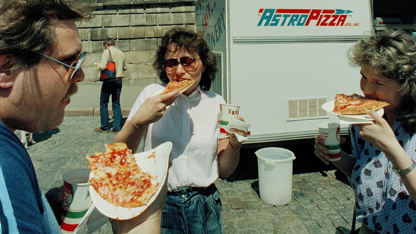 Sowjets essen Pizza nach amerikanischer Art aus einem LKW auf dem Roten Platz in Moskau, 28. Mai 1988. Der spezielle Pizzawagen wurde von einer Firma aus New Jersey nach Moskau gebracht, um der Sowjetunion einige amerikanische Lebensmittel einzuführen.