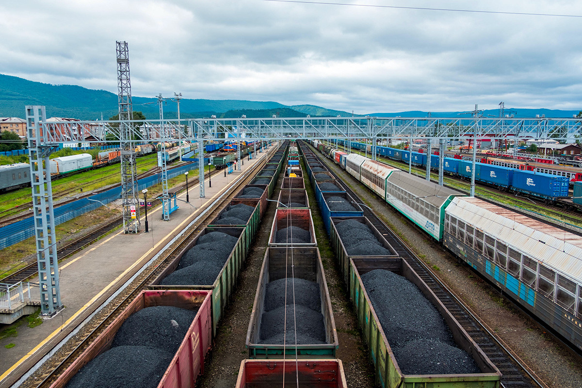 Sebuah stasiun kereta di jalur kereta api Trans-Siberia.