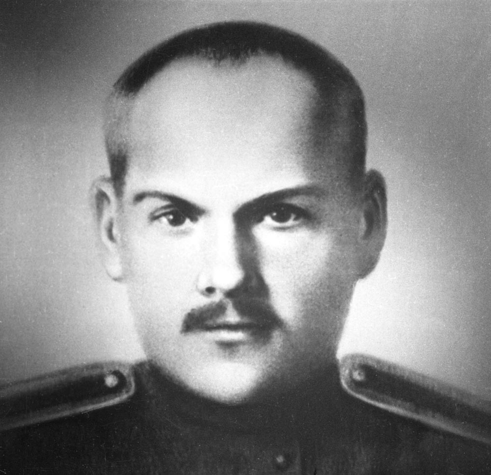 Nikolai Krylenko (Spitzname der Partei - Abram, 1885-1938), - sowjetischer Staatsmann und Parteiführer, Oberbefehlshaber der russischen Armee nach der Oktoberrevolution von 1917.