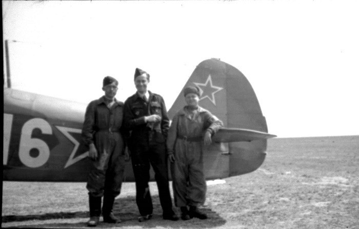 Valentín Ogurtsov (derecha) e Yves Mourier (centro) delante del Yak-7T 
