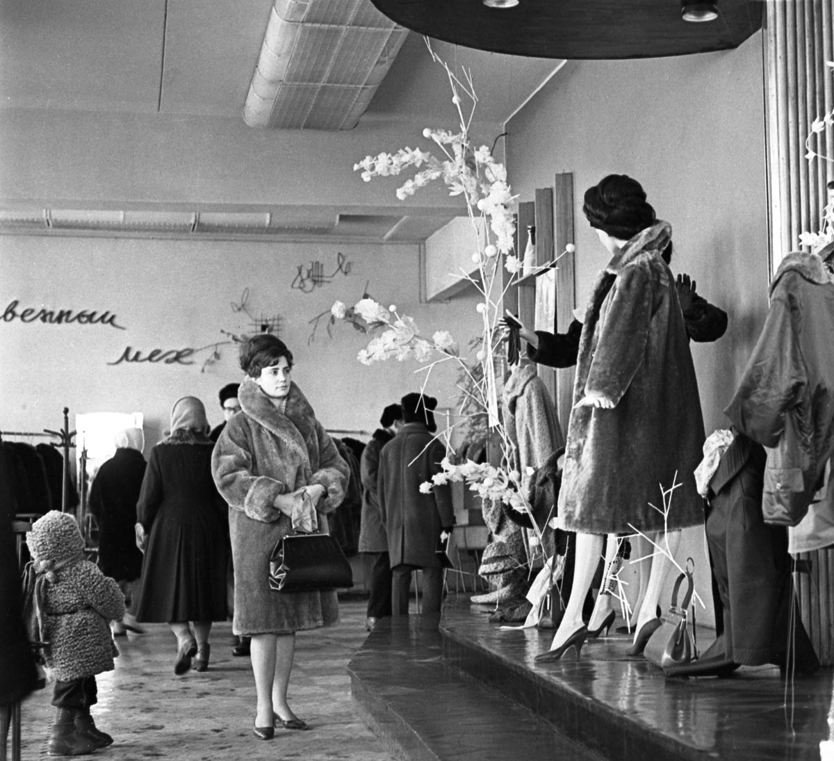 Das Geschäft für Kunststoffe am Moskauer Kalinin-Prospekt, heute Novy-Arbat-Straße, 1965.