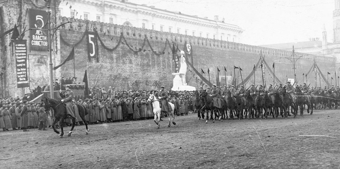 Л. Д. Троцки и други на военния парад е в чест на 5-годишнината от Октомврийската социалистическа революция 