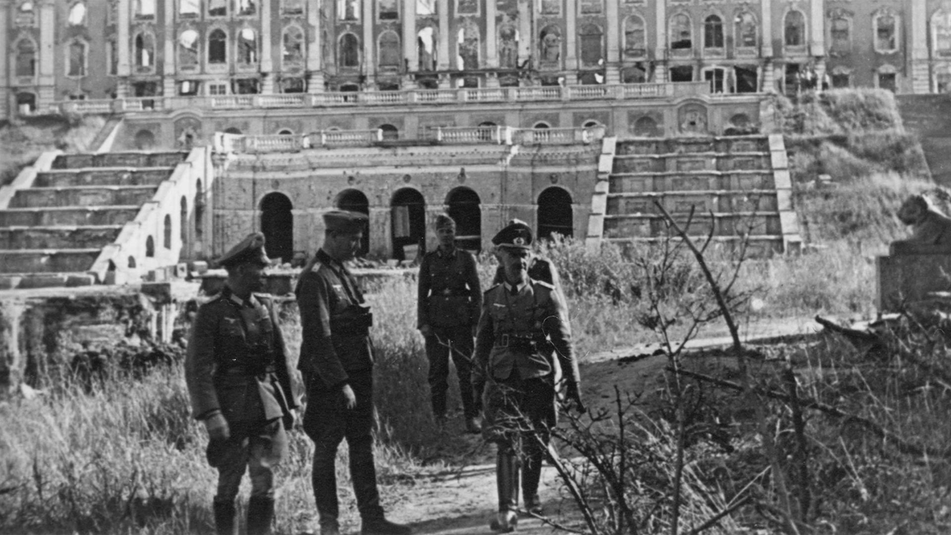 ナチス兵士は破壊されたペテルゴフの庭園にて