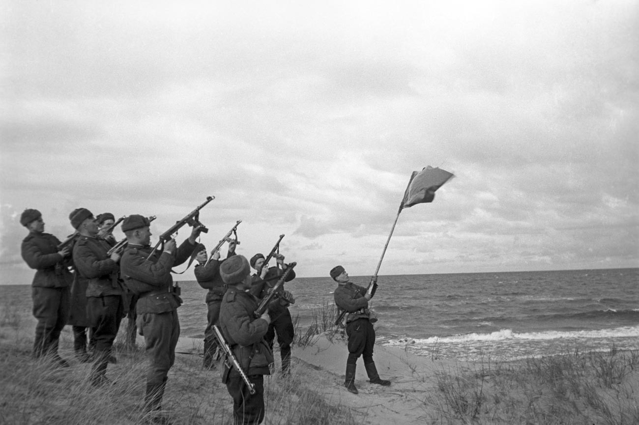 Die Ostseeoperation von 1944 war eine strategische Offensivoperation der sowjetischen Truppen. Feuerwerk zu Ehren des Abzugs der sowjetischen Truppen in die Ostsee. Oktober 1944.