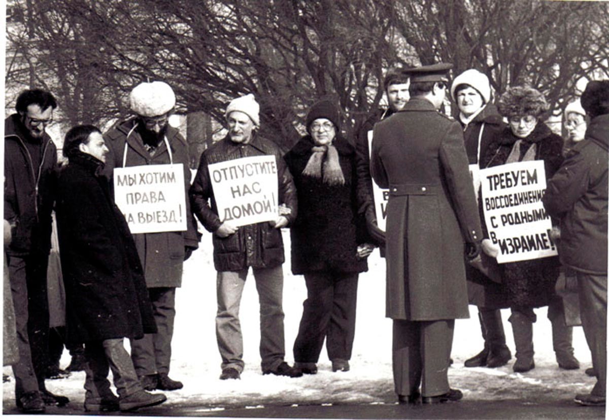 Para otkazniki berunjuk rasa di depan gedung Komite Partai Komunis Uni Soviet wilayah Leningrad, 1987.