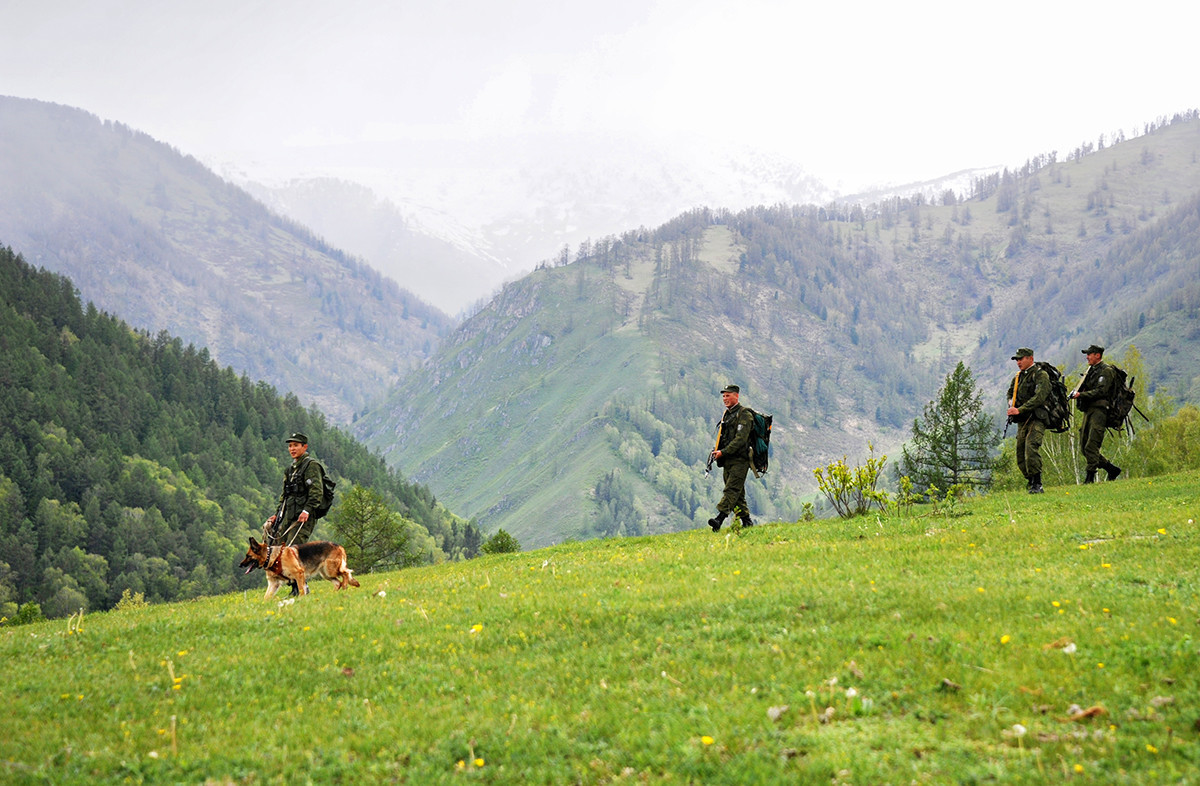 Penjaga perbatasan berpatroli di Desa Ust-Koksa di Pegunungan Altai.