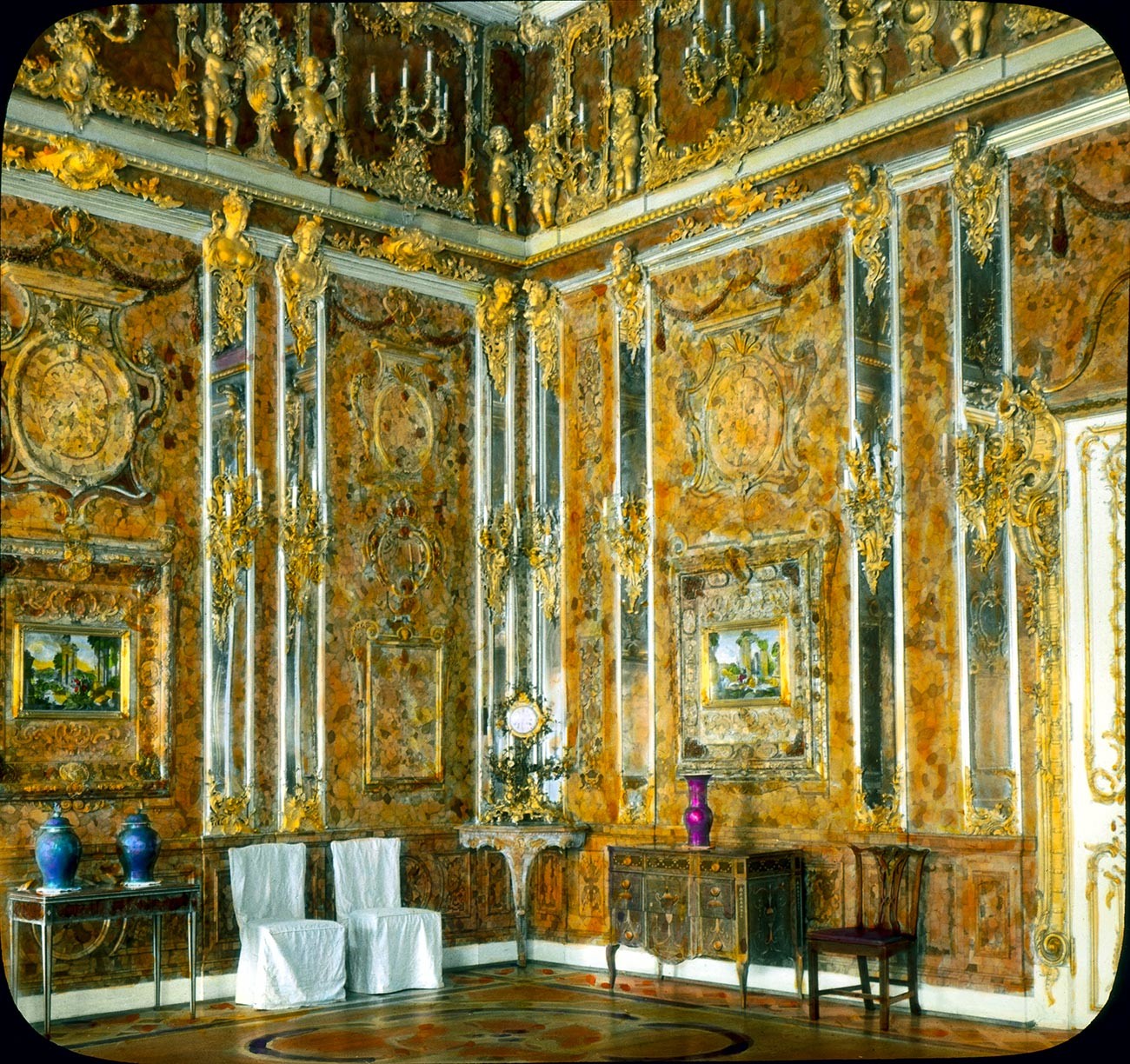 Pouchkine (anciennement Tsarskoïé Selo). Palais Catherine (détruit pendant la Seconde Guerre mondiale), intérieur de la Chambre d'ambre