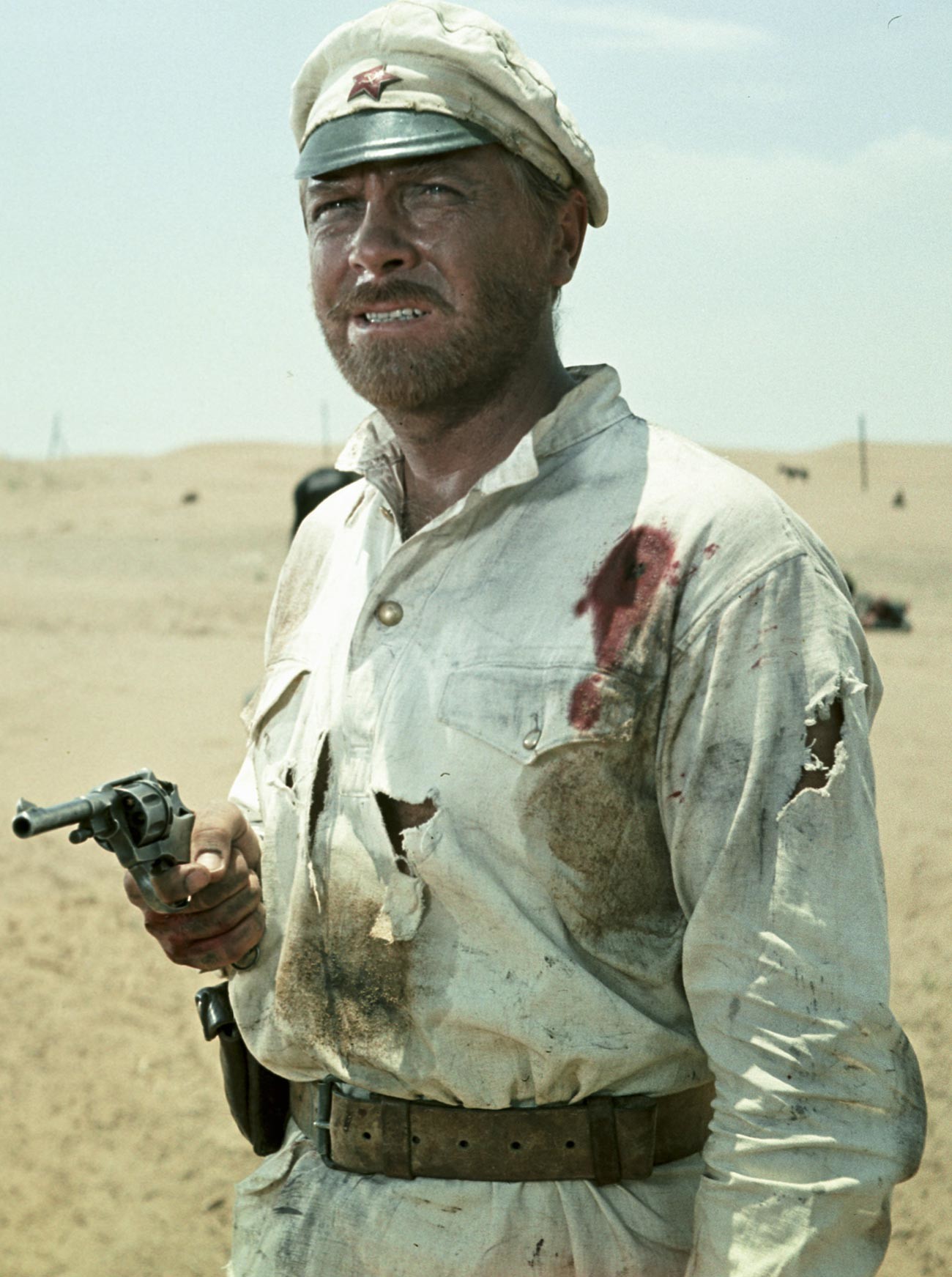 Актерот Анатолиј Кузнецов во улогата на Сухов во филмот „Белото сонце на пустината“ (режисер Владимир Мотиљ).

