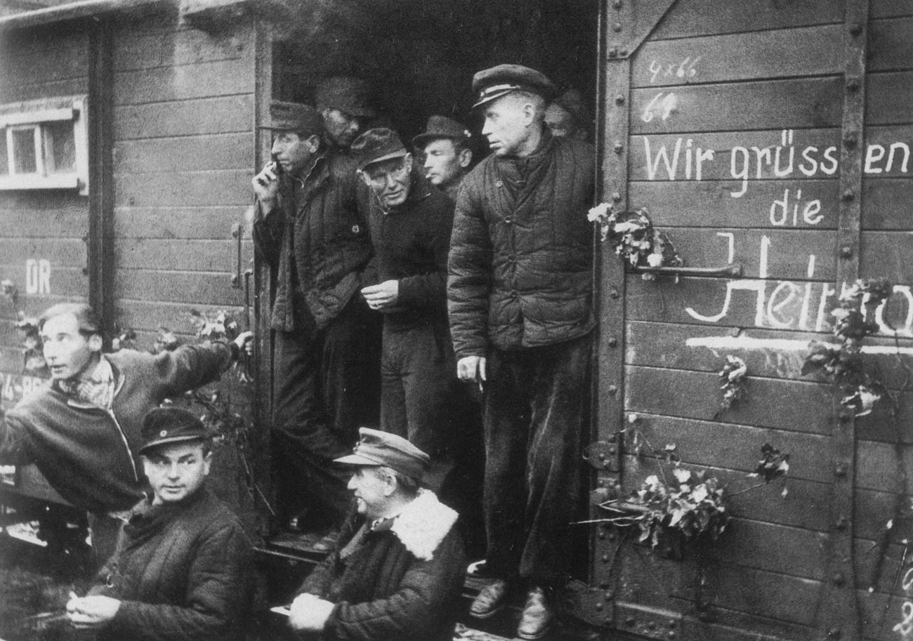Nemci, ki se vračajo iz sovjetskega ujetništva, ravnokar prispeli v obmejno tranzitno taborišče Friedland leta 1955. Iz kataloga fotografij razstave 
