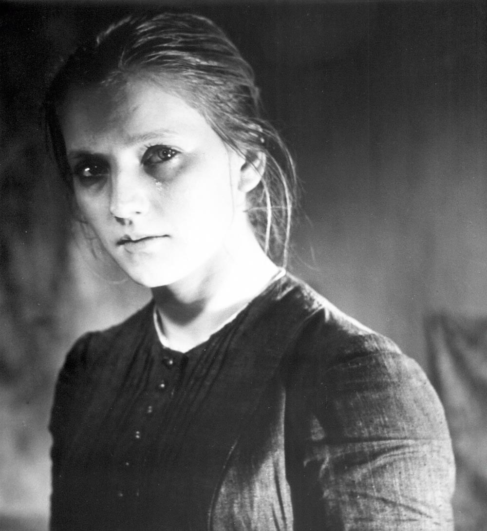 Igralka Tatjana Bedova kot Sonečka Marmeladova v filmu 