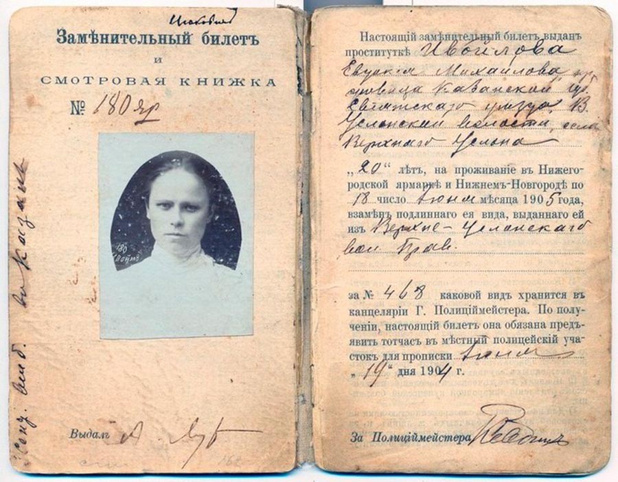 Notranji potni list prostitutke je bil odvzet v zameno za rumeno osebno izkaznico.
