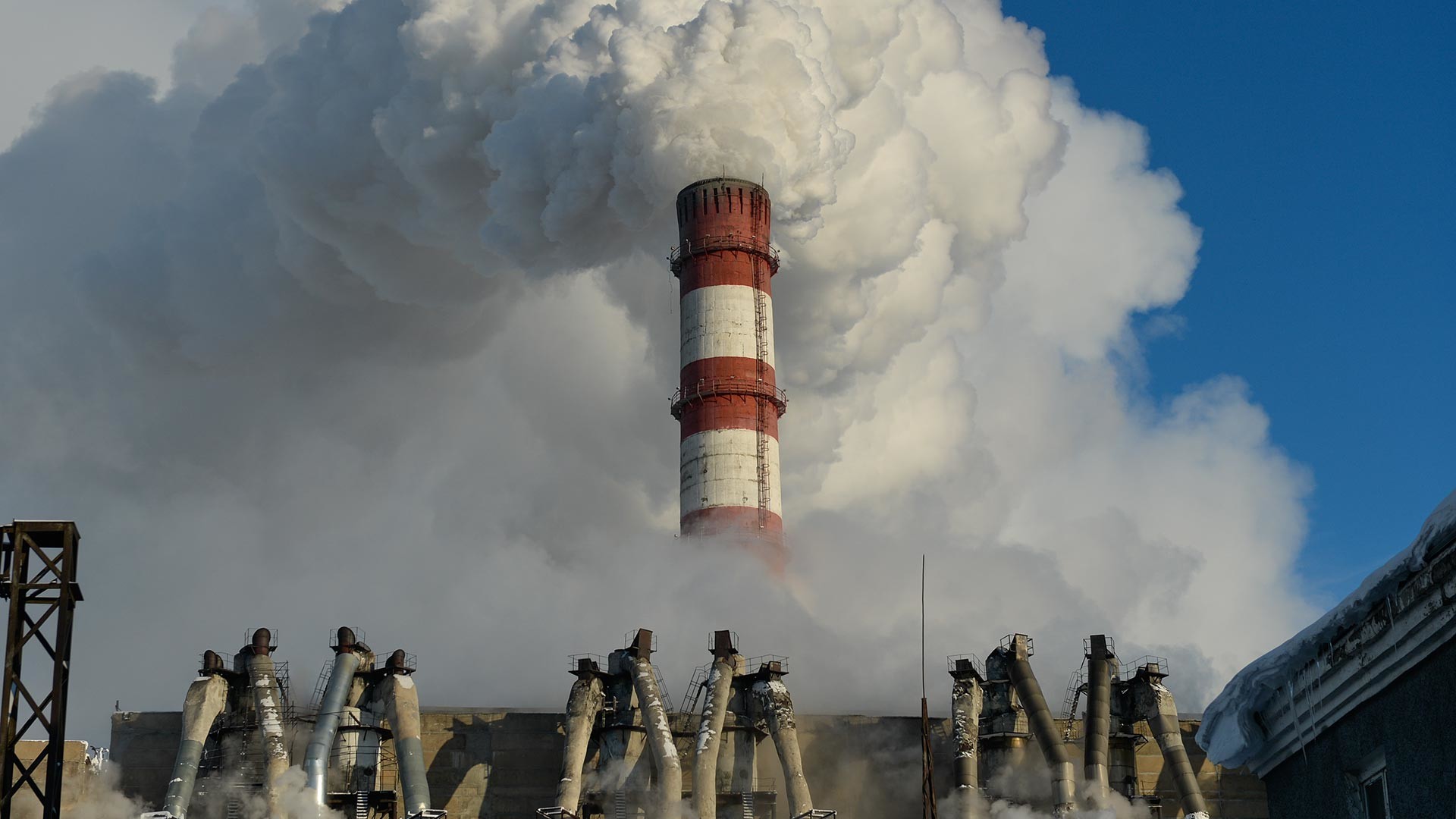 Dim iz dimnika termoelektrarne TEC-2 v Novosibirsku.