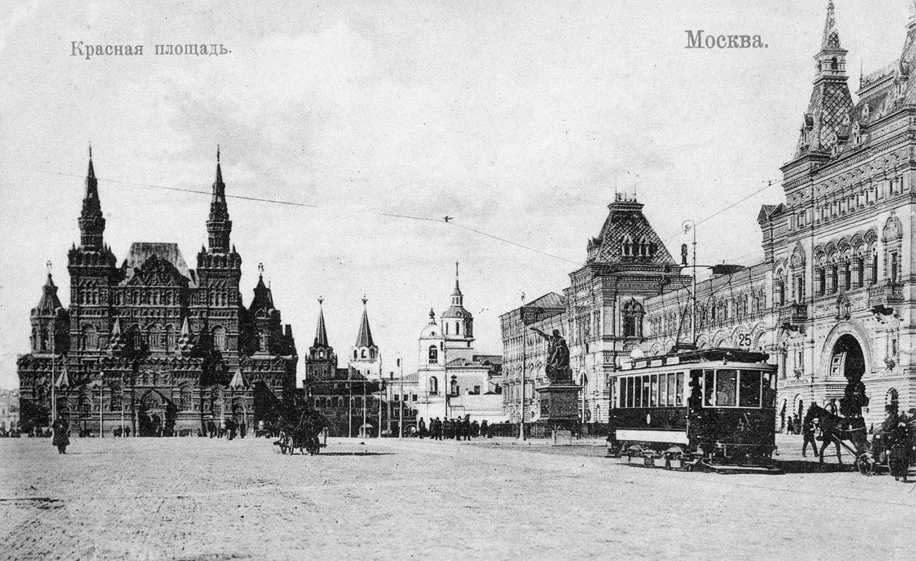 Prva tramvajska proga, ob Zgornjih trgovskih vrstah (GUM).
