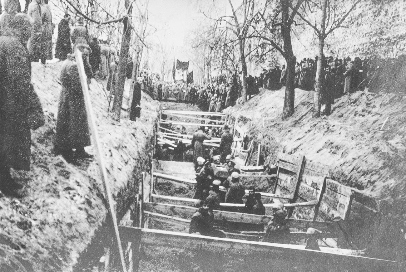Prvi pokopi ob Kremeljskem obzidju
