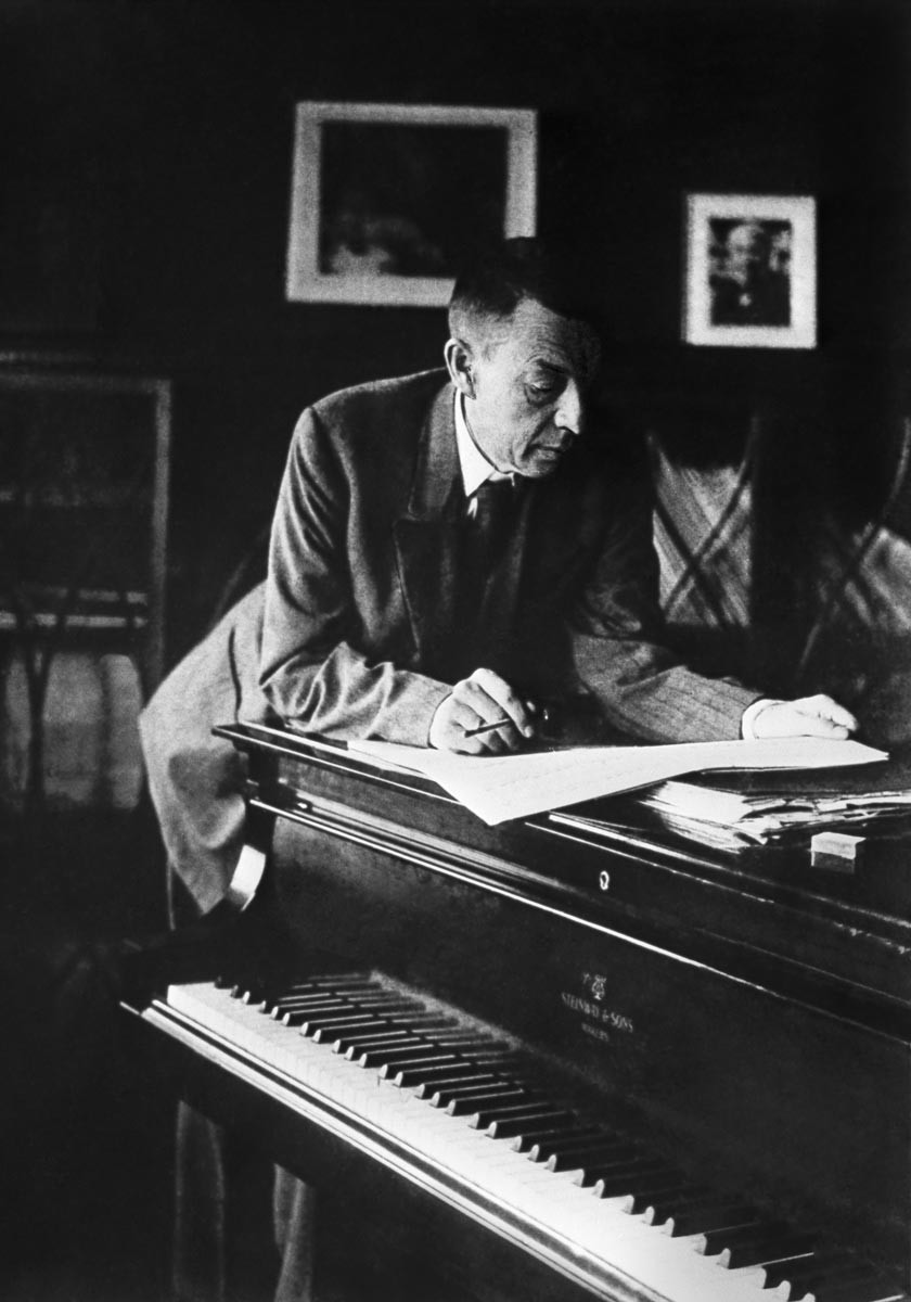 Russischer Komponist, Pianist und Dirigent Sergej Rachmaninow in seinem Arbeitszimmer, 1939, USA.