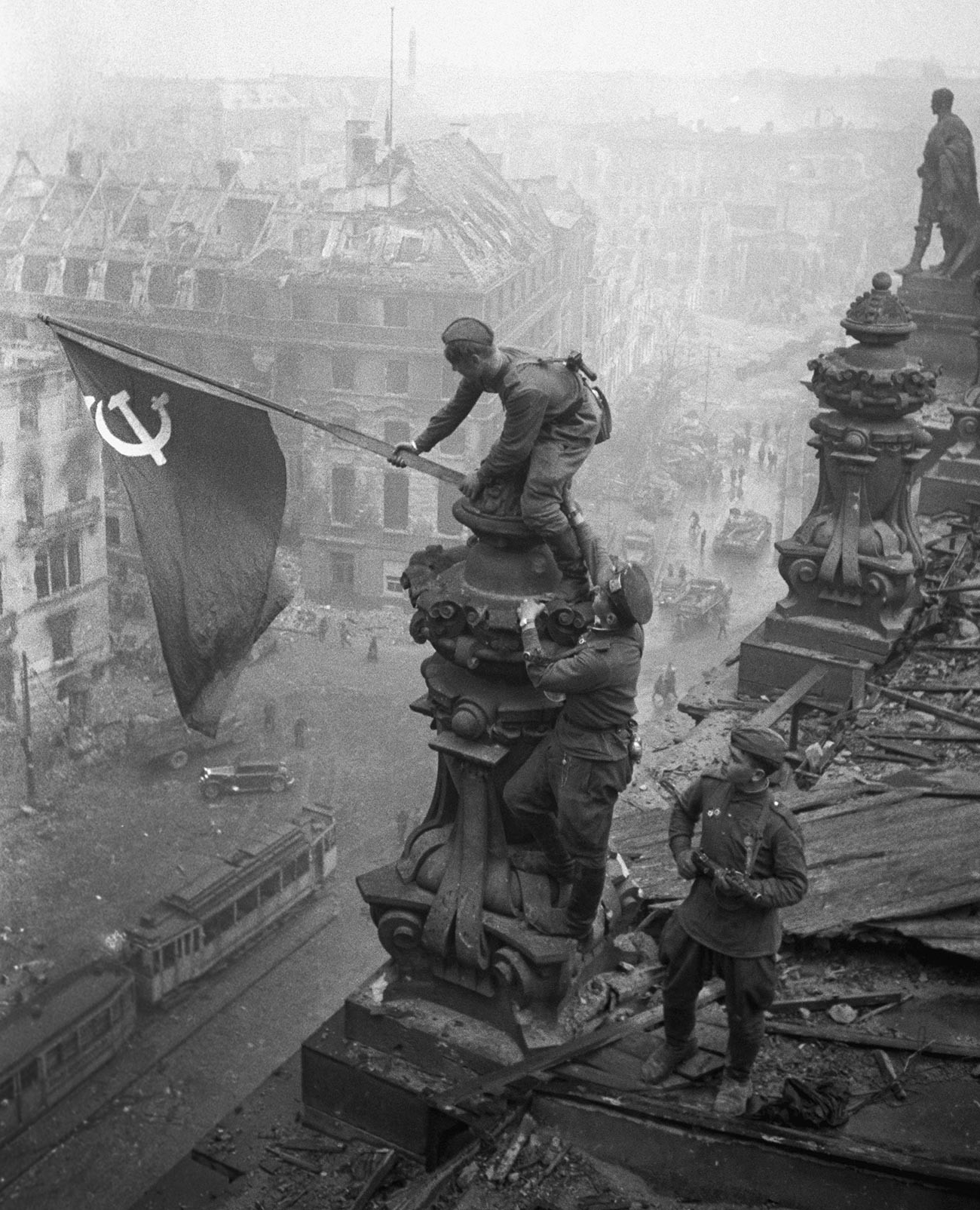 Bandera roja sobre el Reichstag en Berlín.
