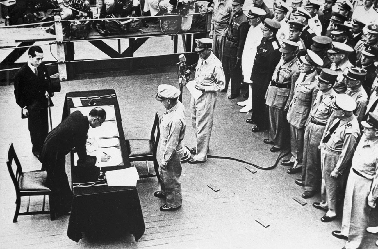 La firma del documento de rendición japonés a bordo del U.S.S. 