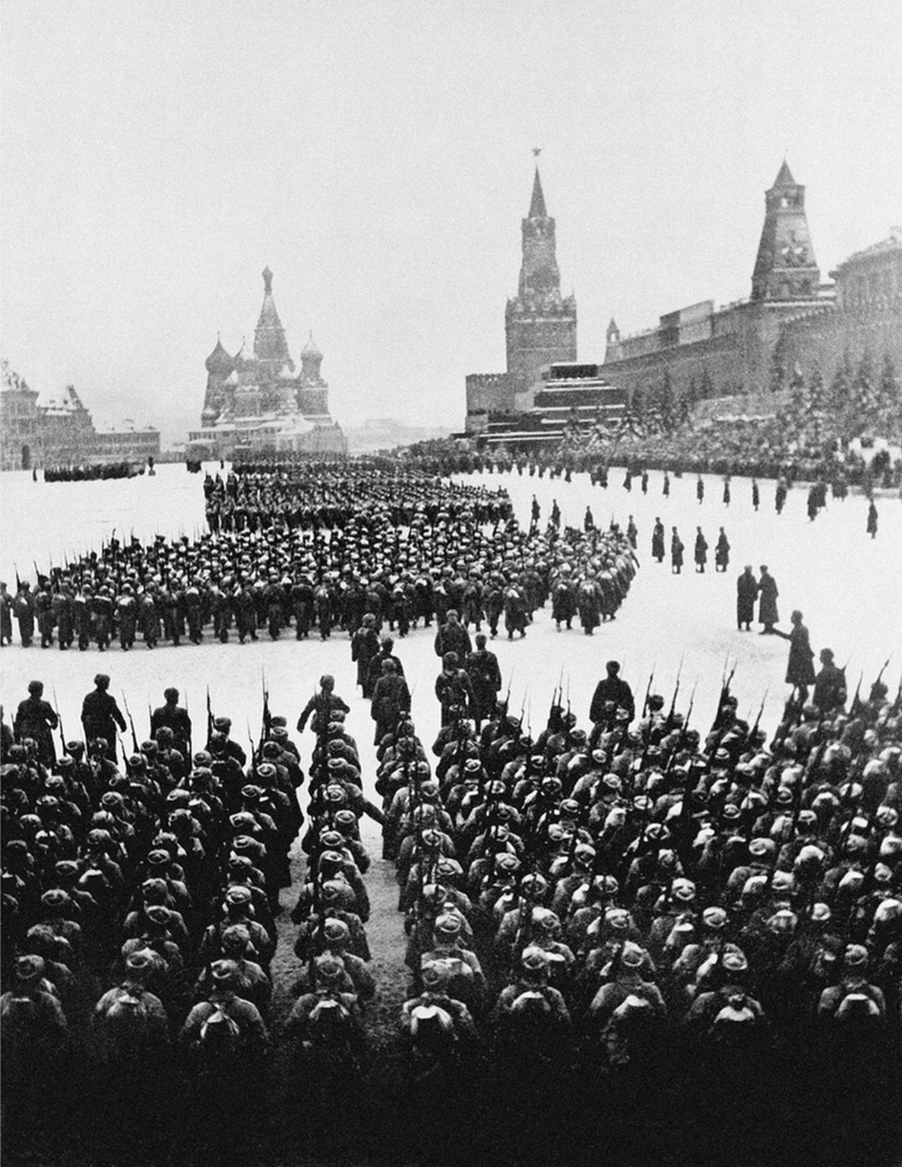El desfile militar en la Plaza Roja el 7 de noviembre de 1941.
