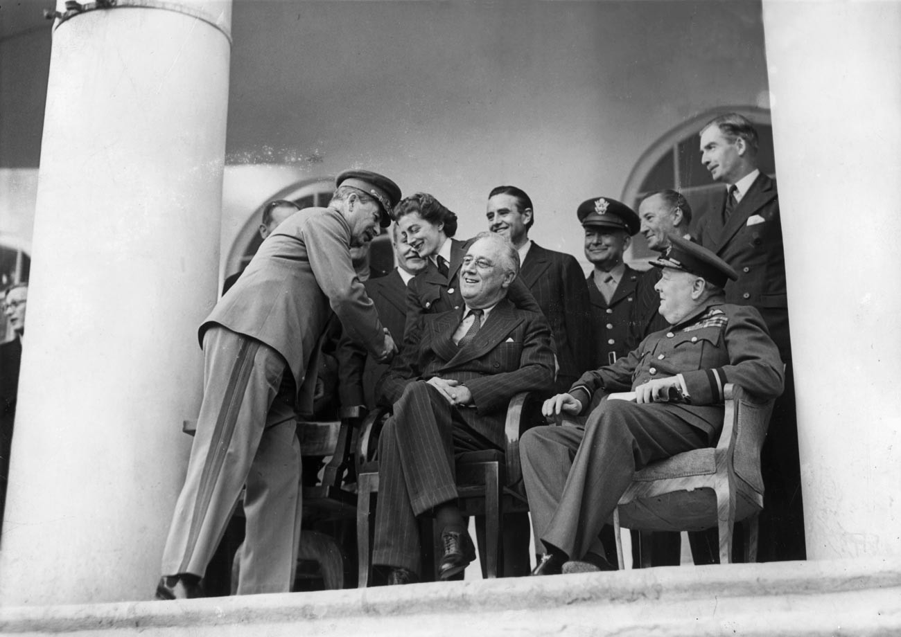 7. Dezember 1943: Der amerikanische Staatsmann Franklin Delano Roosevelt, der 32. Präsident der Vereinigten Staaten von Amerika, der britische Premierminister Winston Churchill und der sowjetische Staatschef Joseph Stalin während einer Konferenz in Teheran. Stalin grüßt Sarah Churchill.