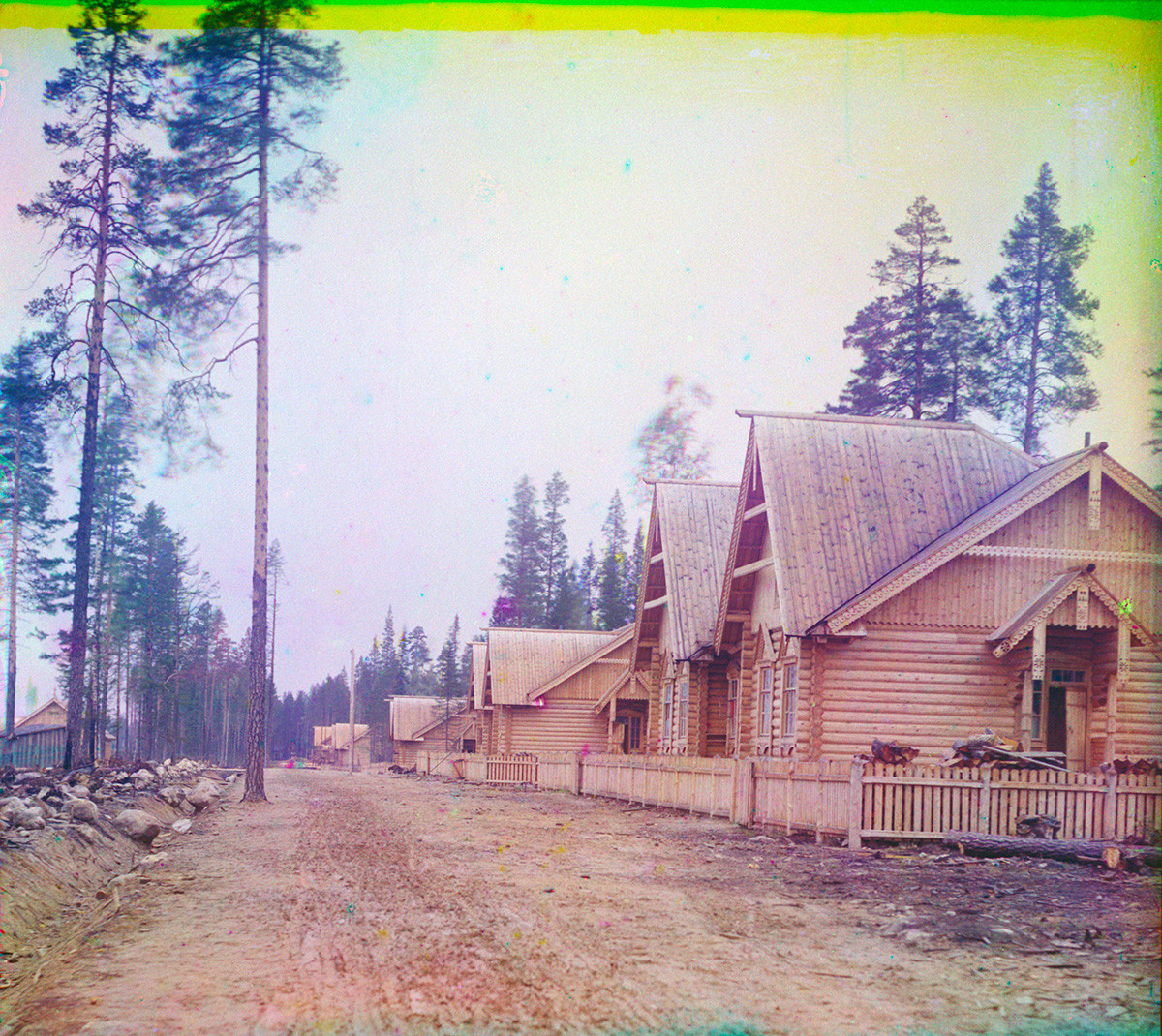 Estación de Masélskaya. Fila de casas de madera nuevas detrás de la estación. Verano de 1916
