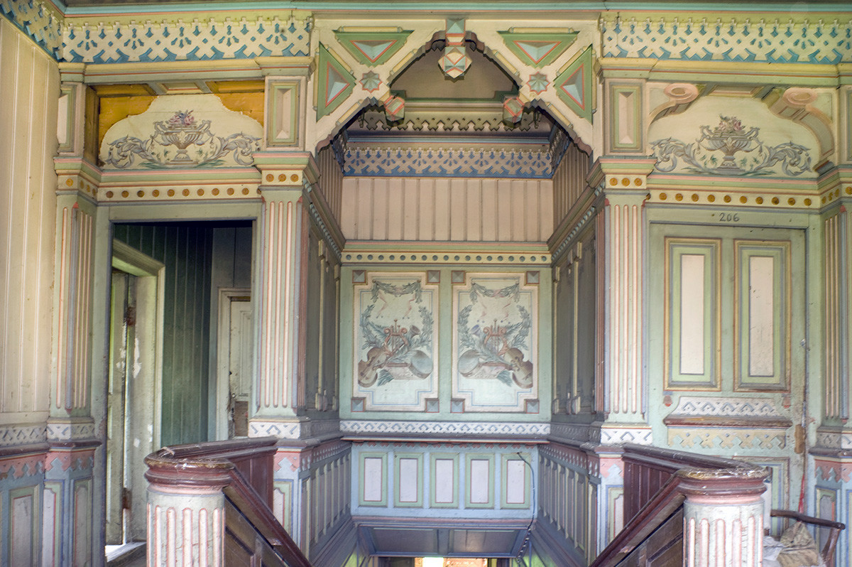 Casa Poliashov, interior. Descansillo superior con ornamentación tallada y papel de pared. 29 de mayo de 2016. 