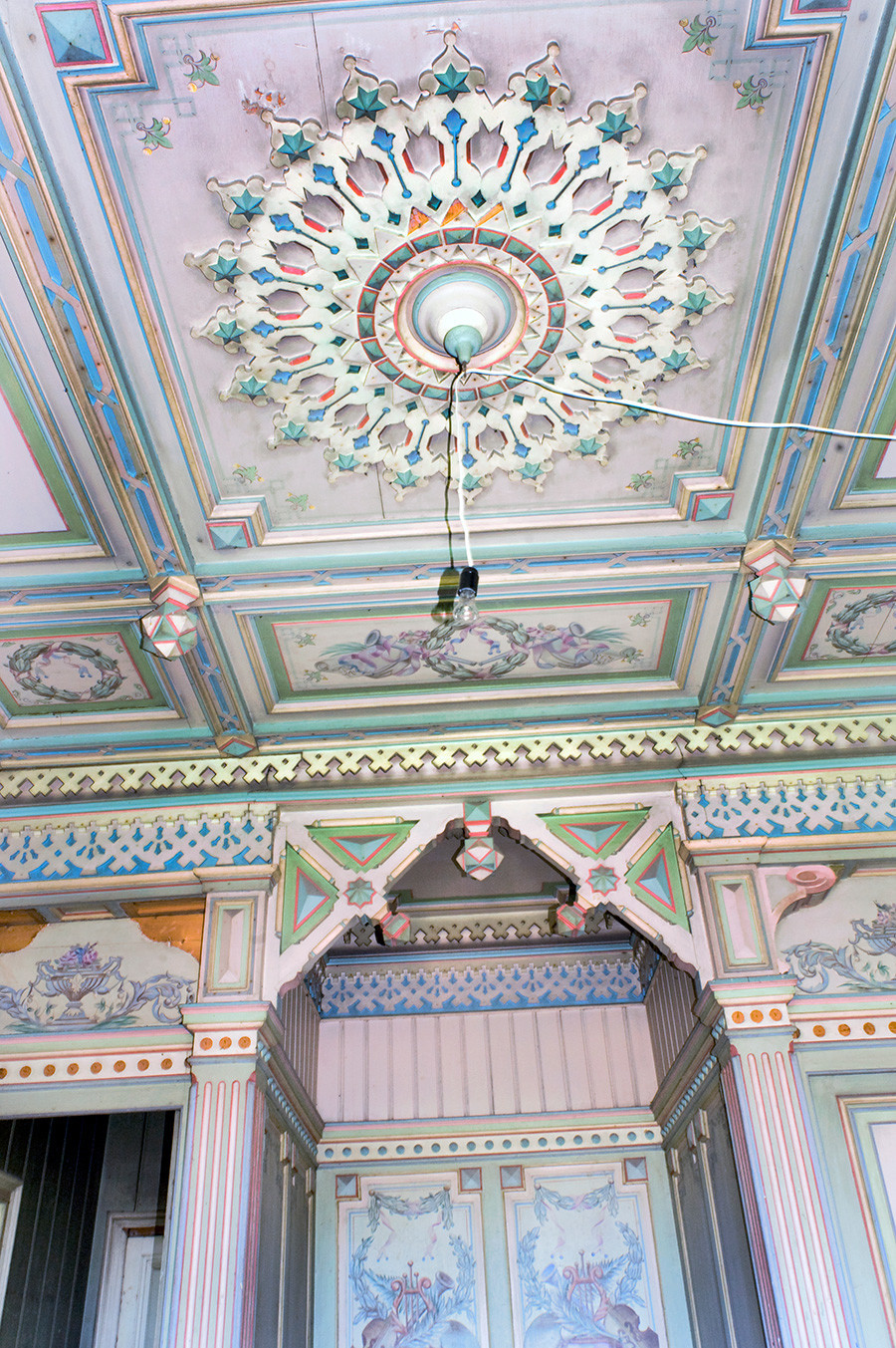 Casa Poliashov, interior. Descansillo superior, ornamento del techo. 29 de mayo de 2016. 