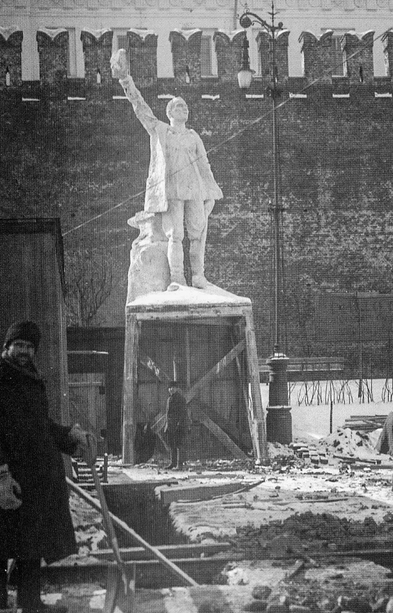 El monumento a un trabajador antes de su demolición.
