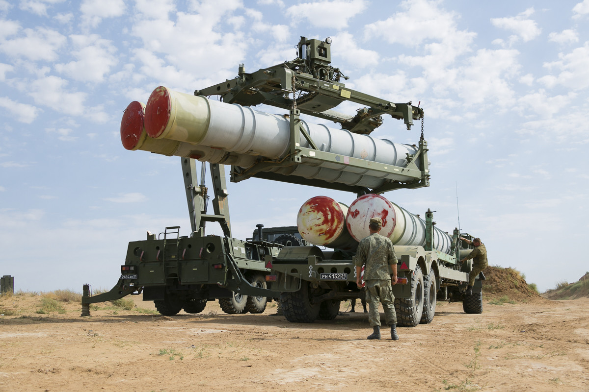 Truk peluncur dan pemuat 22T6 dari sistem S-400 dan S-300.