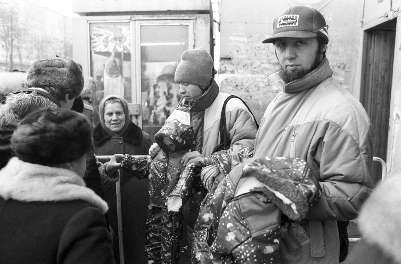  Spéculateurs près d'un magasin moscovite de matériel militaire, 1988
