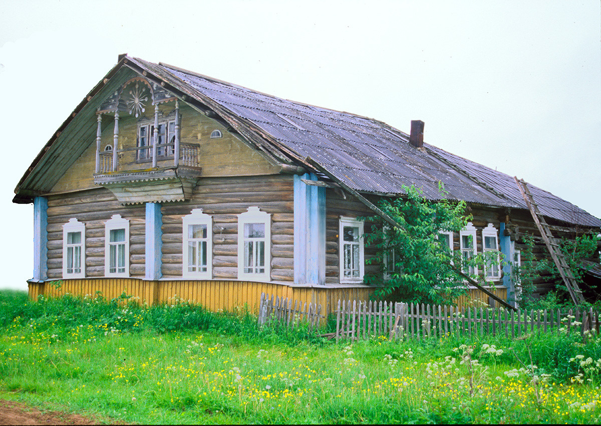 Berezonavolok. Log house with decorative balcony. June 21, 2000