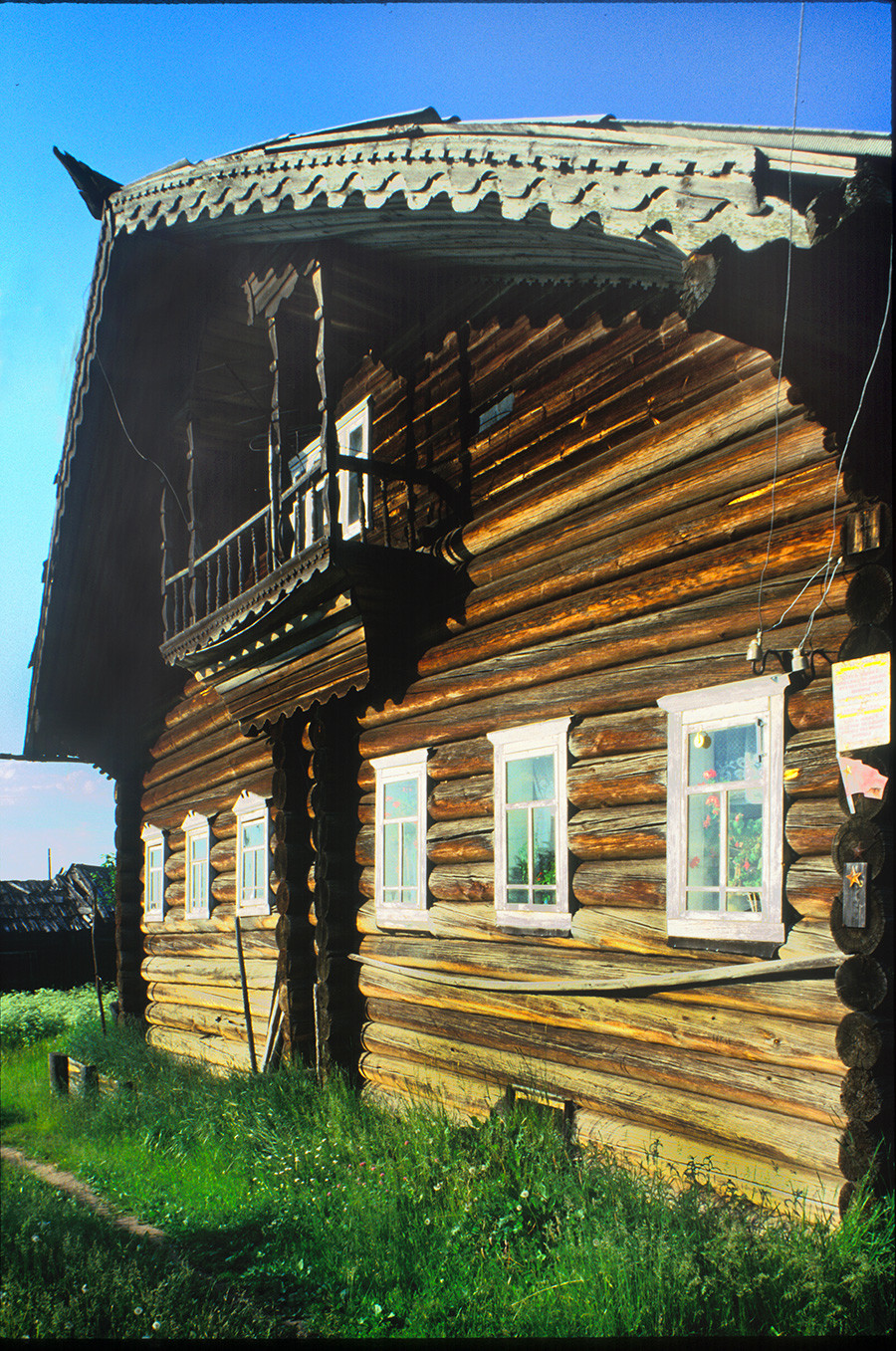 Krivtsovskaya. Log house with bowed roof & decorative end boards. June 25, 2000