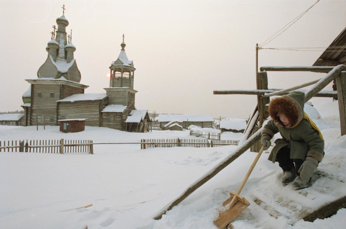 СССР. Архангелска област. 1 март 1991 г. Петкуполната дървена Одигитриевска църква с шатровиден покрив, построена през 1709 г. 