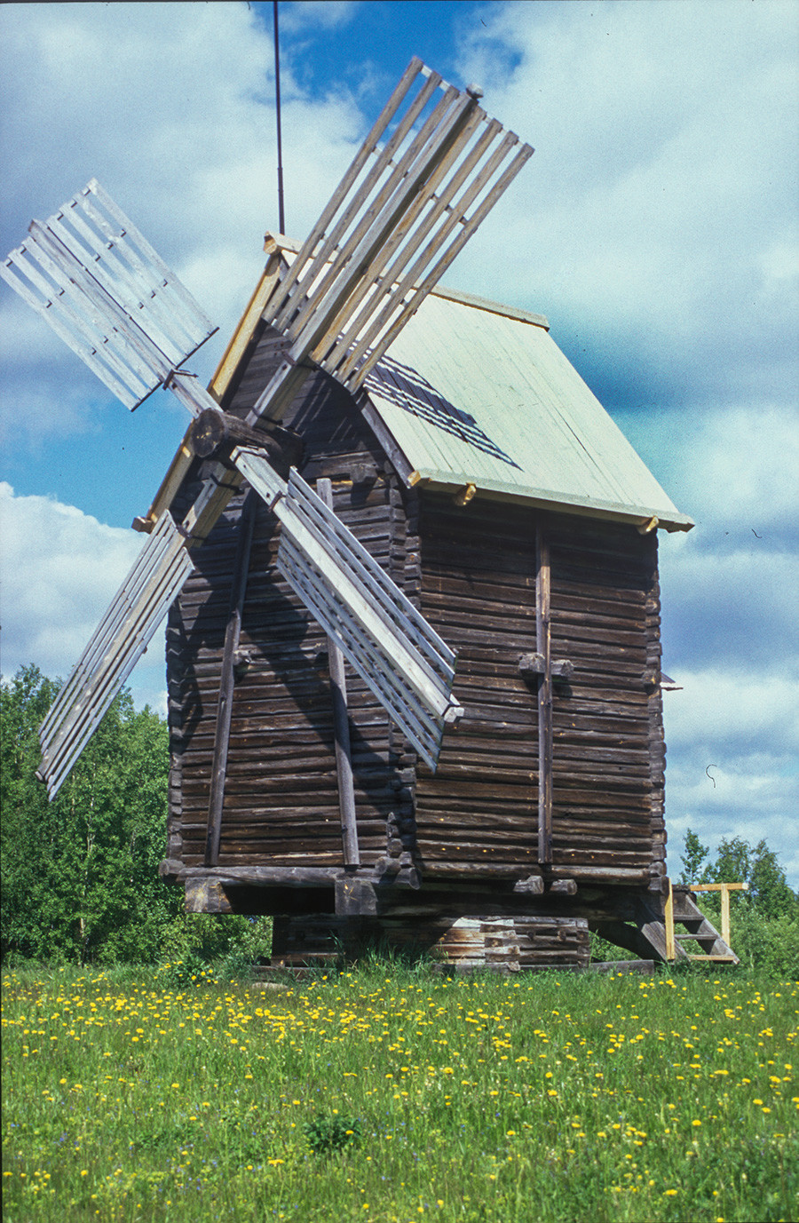 Museo Malie Koreli. Molino de viento de poste originalmente en la aldea de Kalgachikha. La estructura del molino gira sobre una base baja. 23 de junio de 2003. 