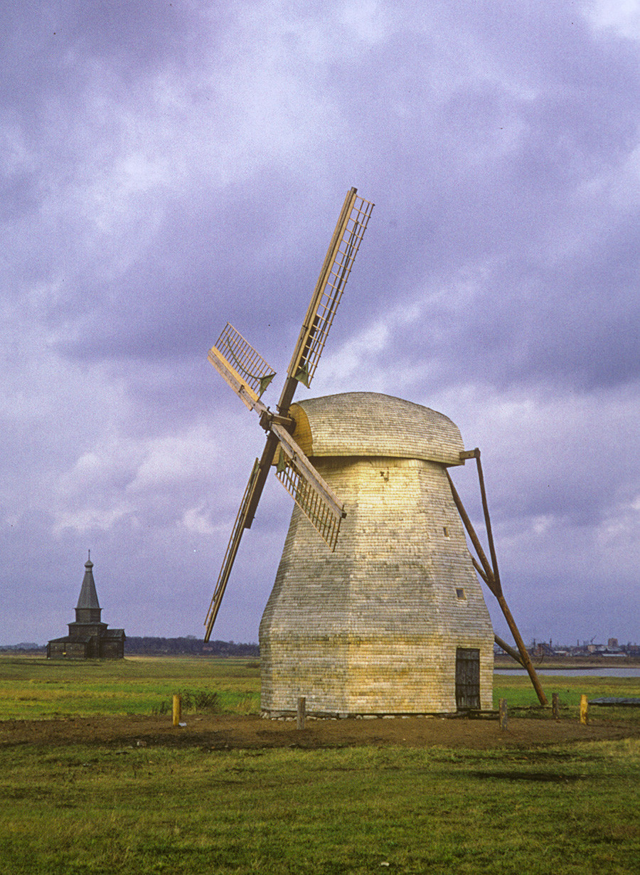 Museo Vitoslavlitsi (cerca de Veliki Nóvgorod). Torre de molino de viento originalmente en el pueblo de Ladoshchina. 21 de octubre de 1971. 